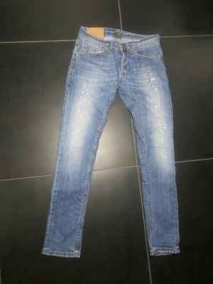 Dondup george - Hej, säljer nu dessa tvärfeta dondup jeansen i modellen george, skick 9/10 nypris 4000kr mitt pris 899kr, borde passa perfekt på dig mellan 165-175 storlek 30 , hör av er vid frågor eller funderingar.