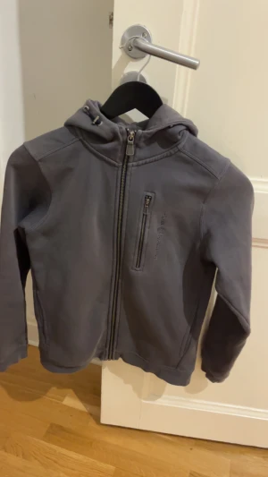 Sail Racing zip-hoodie - Jag säljer nu min Sail Racing zip-hoodie. Den är använd hyfsat mycket, den är däremot inte använd på länge och den är i väldigt bra skick. Storleken är 150 men passar från ungefär 145cm till 157 cm. Om du är intresserad hör av dig