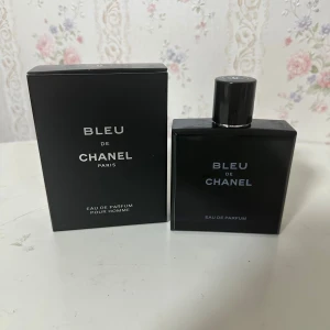 Bleu de Chanel EdP 100ml - Stilren och ikonisk herrparfym från Chanel. Eau de Parfum-variant, tillverkad i Frankrike. Volym: 100 ml. Ingredienser inkluderar alkohol, parfym, vatten, limonene, linalool, citronellol, och flera andra. Perfekt för dig som vill sticka ut med klass.