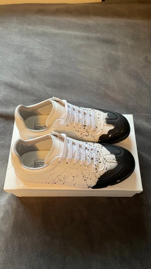 Svarta Maison Margiela Painted Toes  - Maison Margiela Gats | Skorna är knappt använda och i perfekt skick | Priset är inte hugget i sten | Boxen är lite skadad där av priset | 