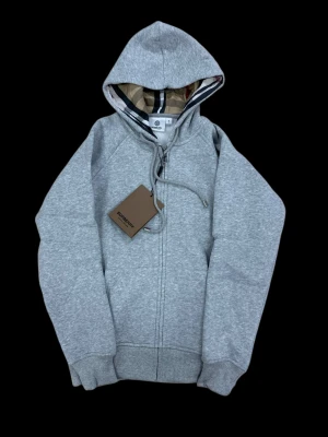 Grå hoodie  - Mer info dm