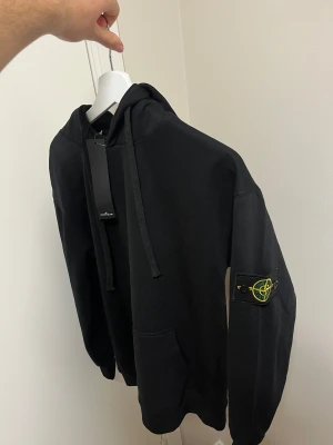 Hoodie - Mycket fin tröja, skön och mjuk, kan passa till S, jag har storlek s och den passar men lite kort vid armarna bara