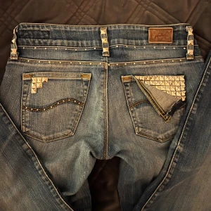 Lågmidja unik Bootcut nitar y2k jeans - Så unika passar s/xs