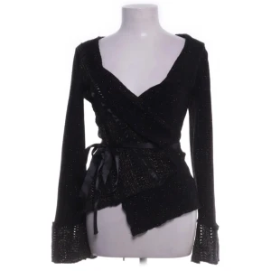 stickad omlottkofta med glitter - kofta i storlek s/m med knytning. använd ”köp nu”. 4/12-2025