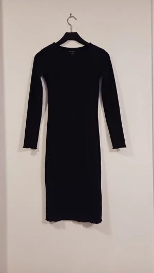 Svart klänning storlek 146/152 - En svart långärmad långklänning som används max 1 gång. Ny och bra skick. 70 kr + FRAKT
