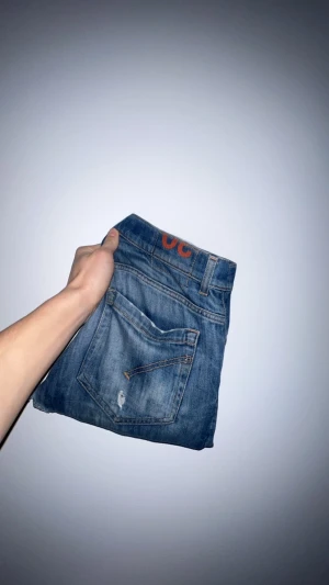 Dondup George  - Säljer dessa feta dondup jeans men snygga slitningar. Storleken är 30. Har en defekt i gömsken men inget som man tänker på. Skriv vid frågor🙌.