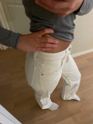 Vita wide leg jeans - Säljer dessa snygga low waist wideleg jeans från Zara. ( ska strykas innan de skickas!)