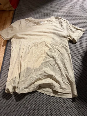 Beige t shirt - Beige t shirt från Studio Total | strl M | inga defekter| fler bilder går att lösa.