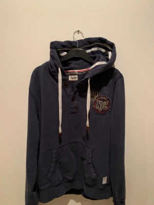 TH Denim hoodie  - Säljer denna Tommy hilfiger denim hoodien!               Skick 8/10 (inga defekter bara ren användning.             Storlek : M hade passat en mindre L!         🙌🙌.           Mitt pris : 799kr🚨