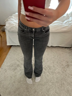 Gråa bootcut jeans - Snygga gråa bootcut jeans från gina tricot💕knappt använda