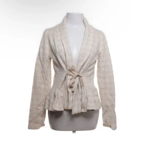 Cardigan från Gressy - Supersöt beige cardigan/kofta från Gressy i 100% bomull. Passar dig med storlek XS/S. 