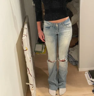 Lågmidjade jeans med hål - Jättesnygga lågmidjade jeans från Nelly. De är stretchiga i materialet och passar mig som är 172cm och brukar ha storlek 36 i jeans. De är lite slitna längst nere på benen men inget som man lägger märke till💗💗