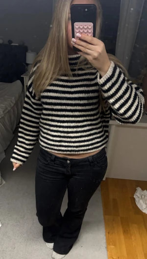 Randig stickad tröja med krage - Säljer denna svart vit/beige stickade tröja men krage! Tröjan är i bra skick men köpt på second hand tidigare, och jag vet tyvärr inte märket på tröjan, då lappen är bortklippt. Skulle gissa på H&M eller Ginatricot. Hör av er om ni har några frågor💗