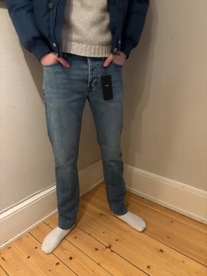 Helt nya Neuw  ”Ray Straight” 32/34 - Ett par helt nya, lite schysstare jeans från det svenska märket Neuw. Inte riktigt lika bra passform som fashionstores dondupz men herrejovlar vad snygga de är. Köpta i butik för 1400 men insåg när jag kom hem att de inte riktigt passade. Öppet köp har gått ut och därför säljer jag de här. Om du har några frågor är det bara att skicka iväg ett dm!