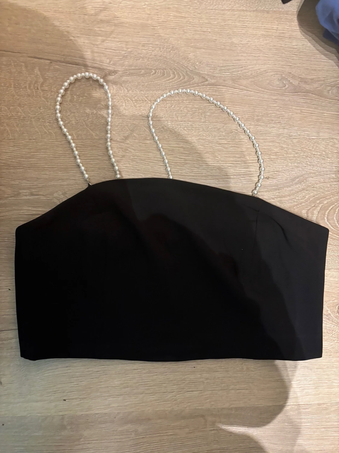 Svart croppad topp med pärlband, Lindex - 1