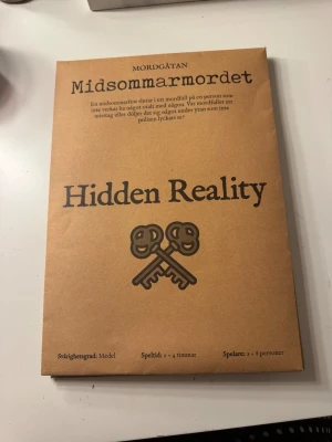 Midsommarmordet - hidden reailty - Säljer ett spel från Hidden Reality som heter midsommarmordet. Åldersgränsen är 15 år. Spelet innehåller smådelar och bör därför hållas borta från barn. Tryckt och packad i Göteborg. i fint skick, spelat en gång