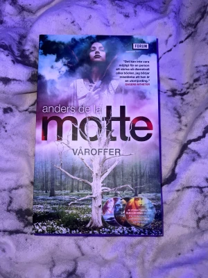 Våroffer - En spännande och mystisk deckare där gamla hemligheter väcks till liv. Våroffer utspelar sig i Skåne och bjuder på oväntade vändningar, mörka ritualer och en gripande historia som håller dig fast från första sidan. Perfekt för dig som gillar nervkittlande berättelser!