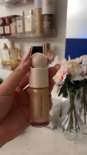 Rare beauty highlighter  - Köptes för en månad sen, köpte fel färg men kan ej lämna tillbaka för det har gått över en månad sen köpet, testade den 1 gång endast. Orginalpriset 355 Kr, säljer den för 289 här! 