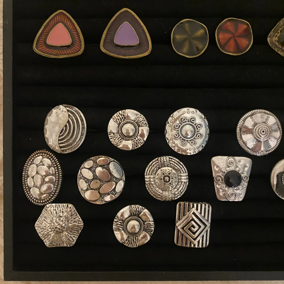 Stort set med retro statementringar - 2