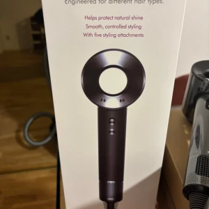 Dyson Supersonic Hårfön - Dyson Supersonic hårfön med fem stylingmunstycken, avancerad värmekontroll och digital V9-motor för snabb torkning. Skyddar hårets naturliga glans och minskar statisk elektricitet. Den är i nytt skicka. Fick en i present men hade redan en så säljer denna! Hör av vid minsta fundering och kan gå ner vid snabb affär. Kom gärna med prisförslag 🙏✌️