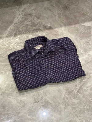 Eton Skjorta - Eton Skjorta | Mörkblå | Röd | Skick: 9,5/10 | Storlek: M | Pris: 249 SEK | Priset är diskuterbart | Frakt: Postnord + Instabox + Bring | Skriv vid minsta fråga eller fundering 📩