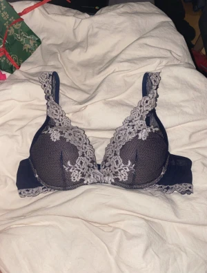 Mörkblå Intimissimi bh - Pretty little flowers bh från Intimissimi har tagit bort lappen men de ska nog vara 85B ungefär. Toppen skick och använt några få gånger