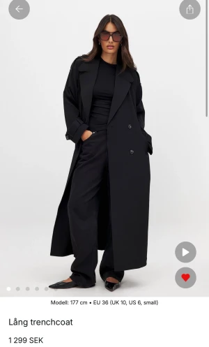 Svart lång trenchcoat från NA-KD - Säljer en svart lång trenchcoat från nakd, superfin men tyckte den var för lång på mig. Helt oanvänd med prislapp kvar, köpt för 1299 men säljer för 1000