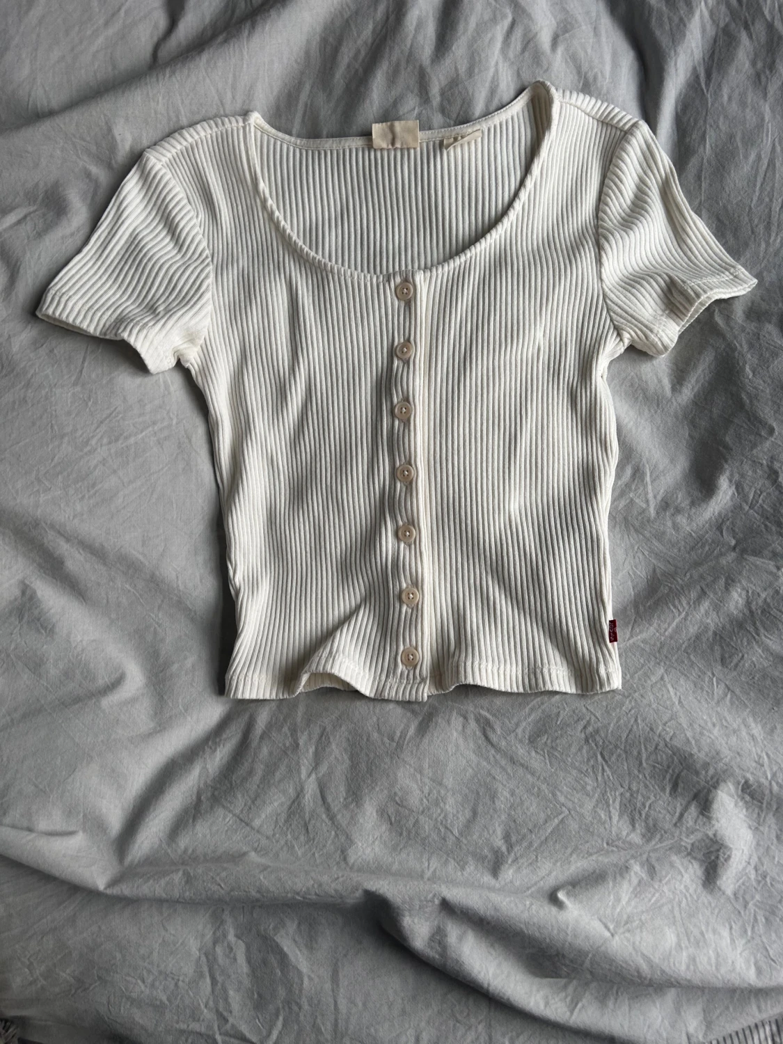 Vit ribbad topp med knappar från Levi's
