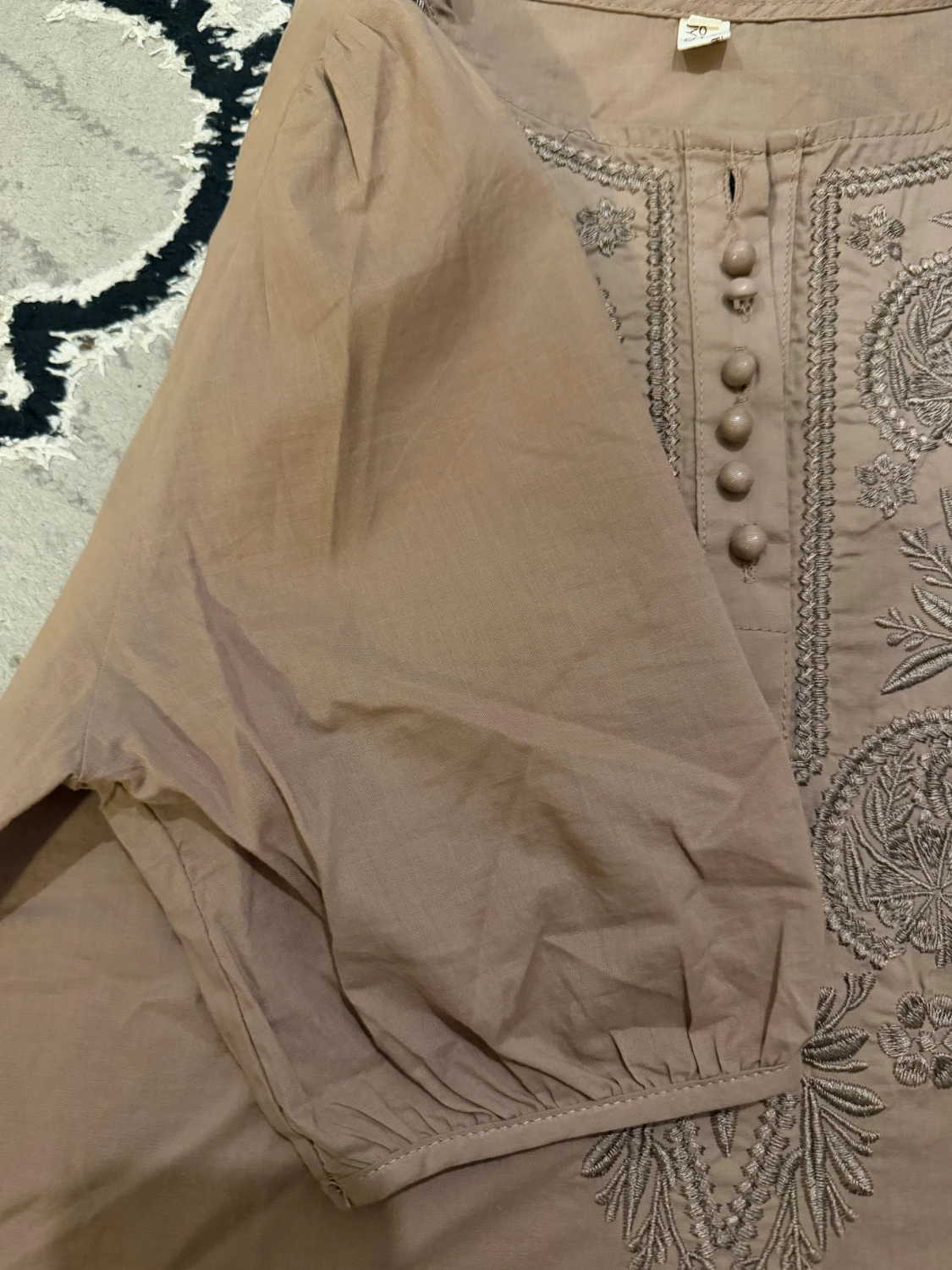 Beige broderad blus med puffärm - 1