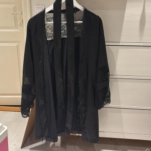 Spets morgonrock  - Jätte fin spets morgon rock från newyorkere endast använt fåtal gånger, super skönt material och riktigt snygg! 😍