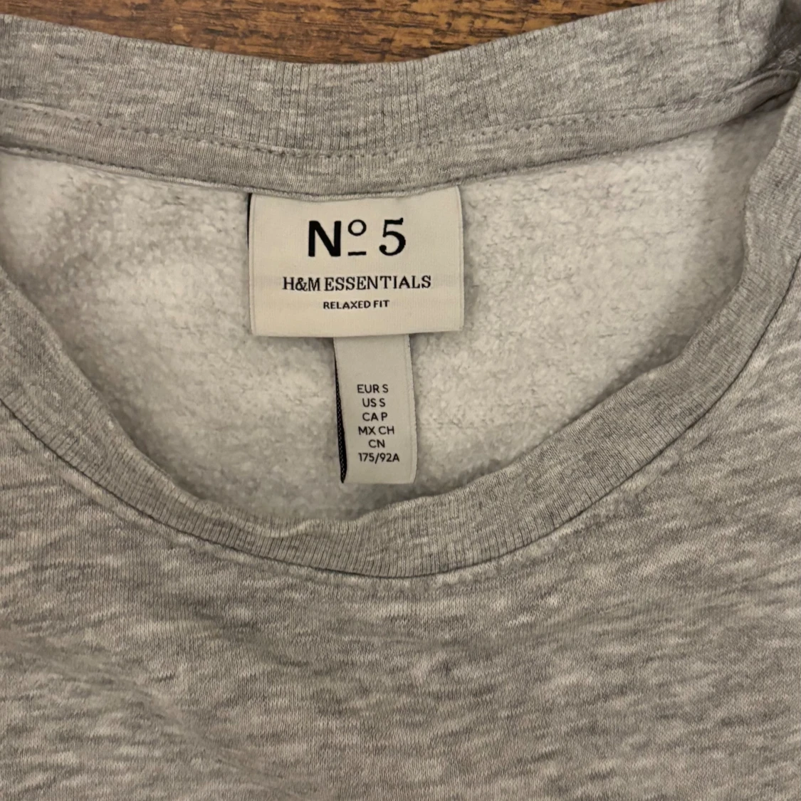 Grå sweatshirt från H&M Essentials - 1