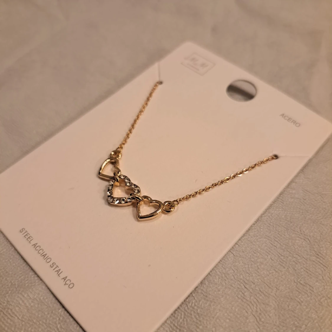 Guldfärgat halsband med hjärtan - 1