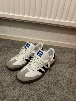 Adidas Samba - Jag säljer ett par samba skor som är i ett riktigt bra skick 10/10 jag har typ använt dom 5 gånger 