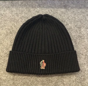 Moncler Rib Wool Beanie Black - Köpte den ny för dryg 3 år sedan men nästan aldrig använt den. Köpt på moncler, kvitto finns om jag letar fram det! 