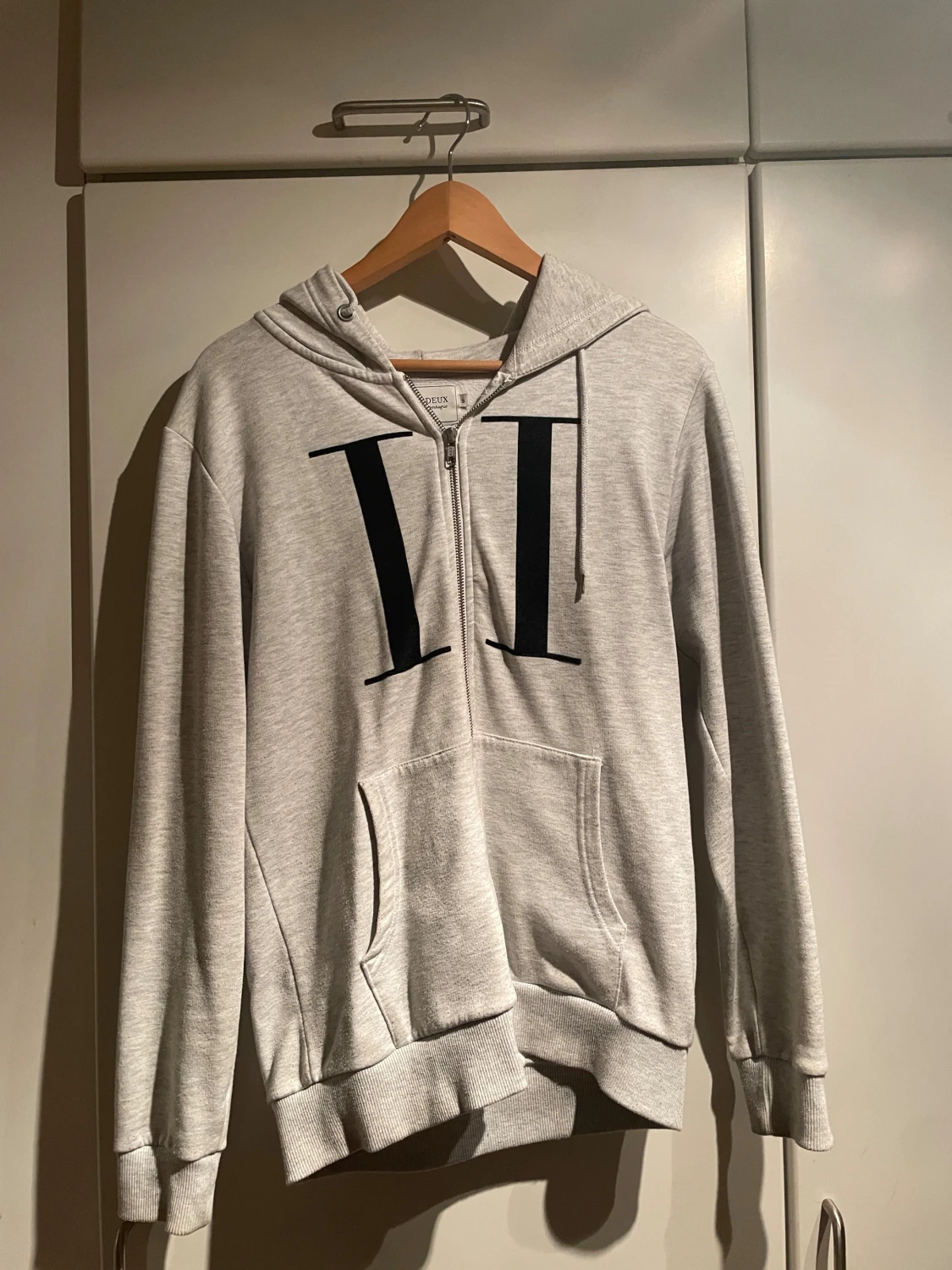 Grå zip-hoodie från Les Deux