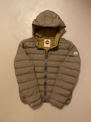 COLMAR DUNJACKA - Säljer denna riktigt schyssta dunjackan från Colmar✔️Storlek 50 (Passar L)✔️Skriv vid minsta fundering✔️