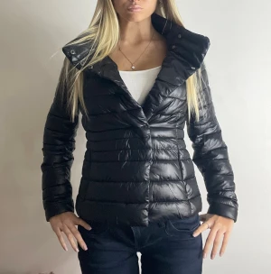 Svart Herno liknande jacka!  - FÖLJ FÖR LIKNANDE❤️ snygg Herno liknande jacka med knappar och krage! Går utmärkt att ha en tjocktröja under! Den är mycket varm och passar perfekt under vinter/tidig vår. Inga defekter, storlek S! Tryck köp nu! 