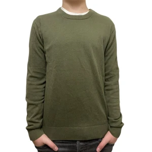 Riley tröja - Snygg olivgrön stickad tröja från Riley med rund hals och ribbade muddar vid ärmslut och nederkant. Tröjan har en clean look och är perfekt för dig som gillar enkel stil. Långärmad och i mjukt material som känns skönt mot huden.