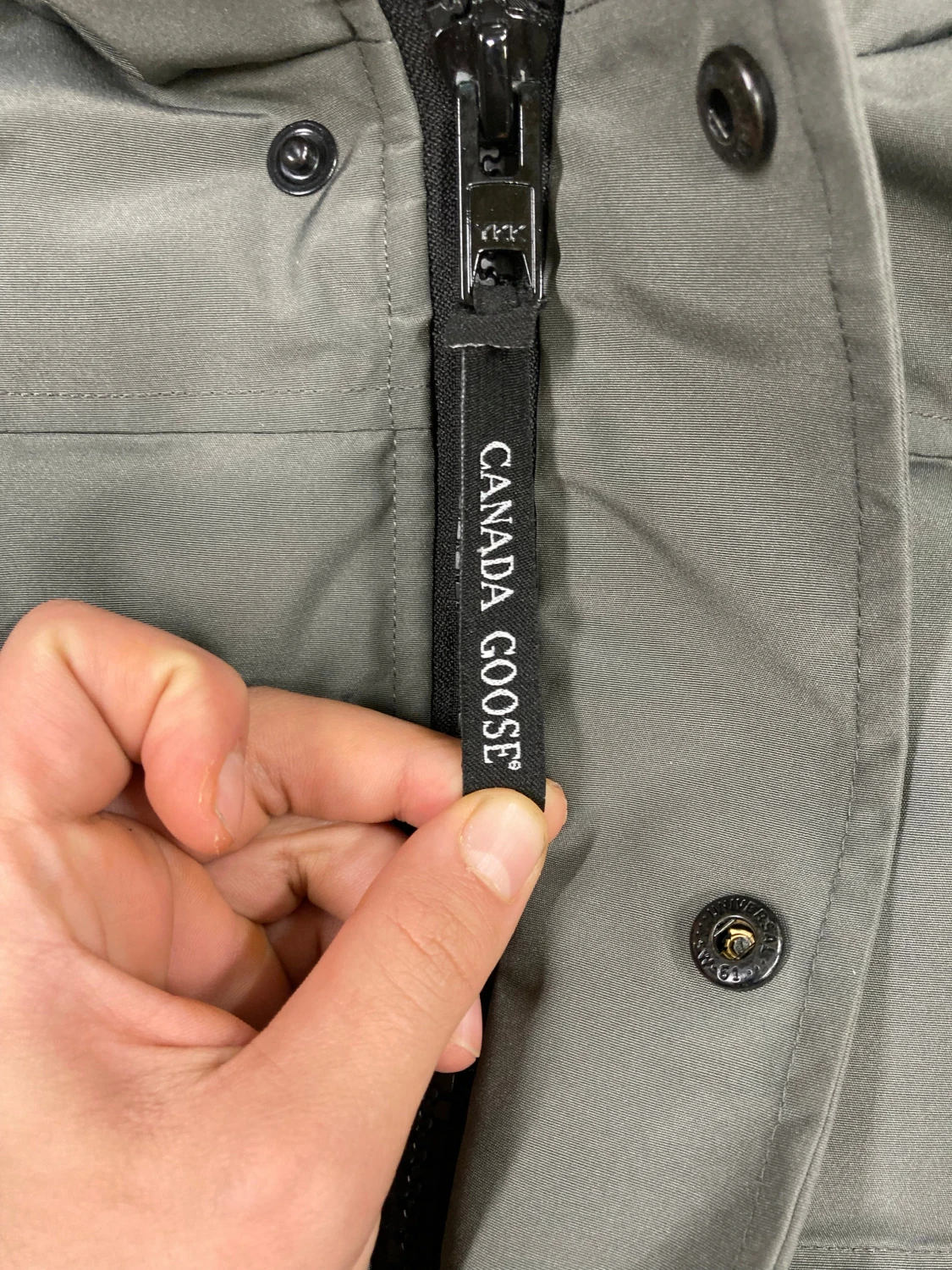 Grå pufferjacka från Canada Goose - 1