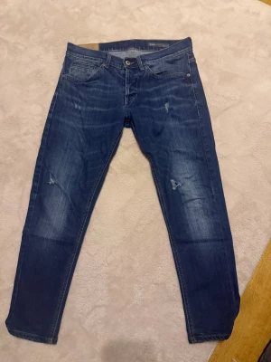 Dondup George Med Slitningar - Säljer domhär feta dondup george i W32 hör av dig om du är intresserad