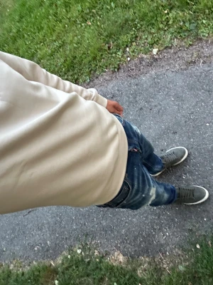 Äkta Dsquared2 jeans - Snygga Dsquared2 Jeans i mörkblå tvätt med slitningar och färgstänk för en cool, streetad look. Klassisk femficksmodell med orange Dsquared2-logga bak i midjan. Slim passform och raka ben, tillverkade i bomull.