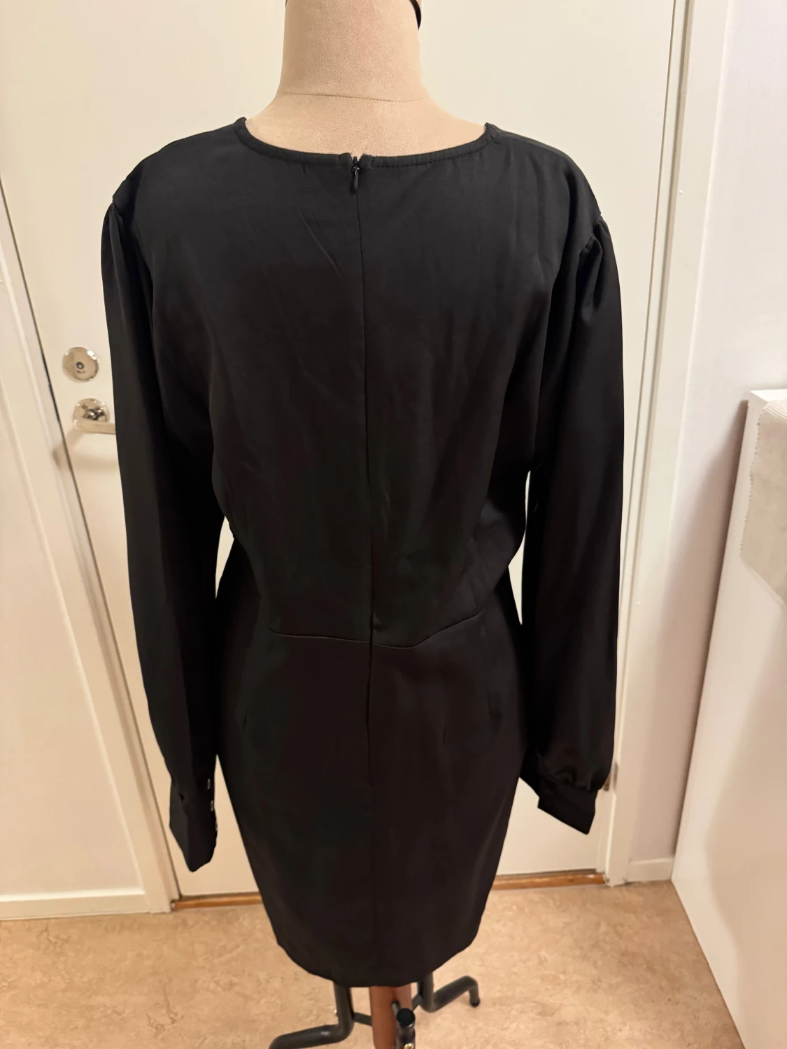 Svart omlottklänning från SHEIN XL - 1