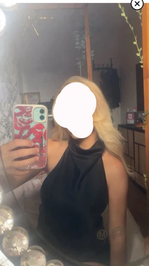 rygglös topp från zara - Säljer en svart polotopp med hög hals och ärmlös design. Toppen har en stilren och slät yta, vilket ger en clean look. Passformen är normal och materialet känns mjukt och följsamt mot kroppen. Perfekt för dig som gillar minimalistisk stil.