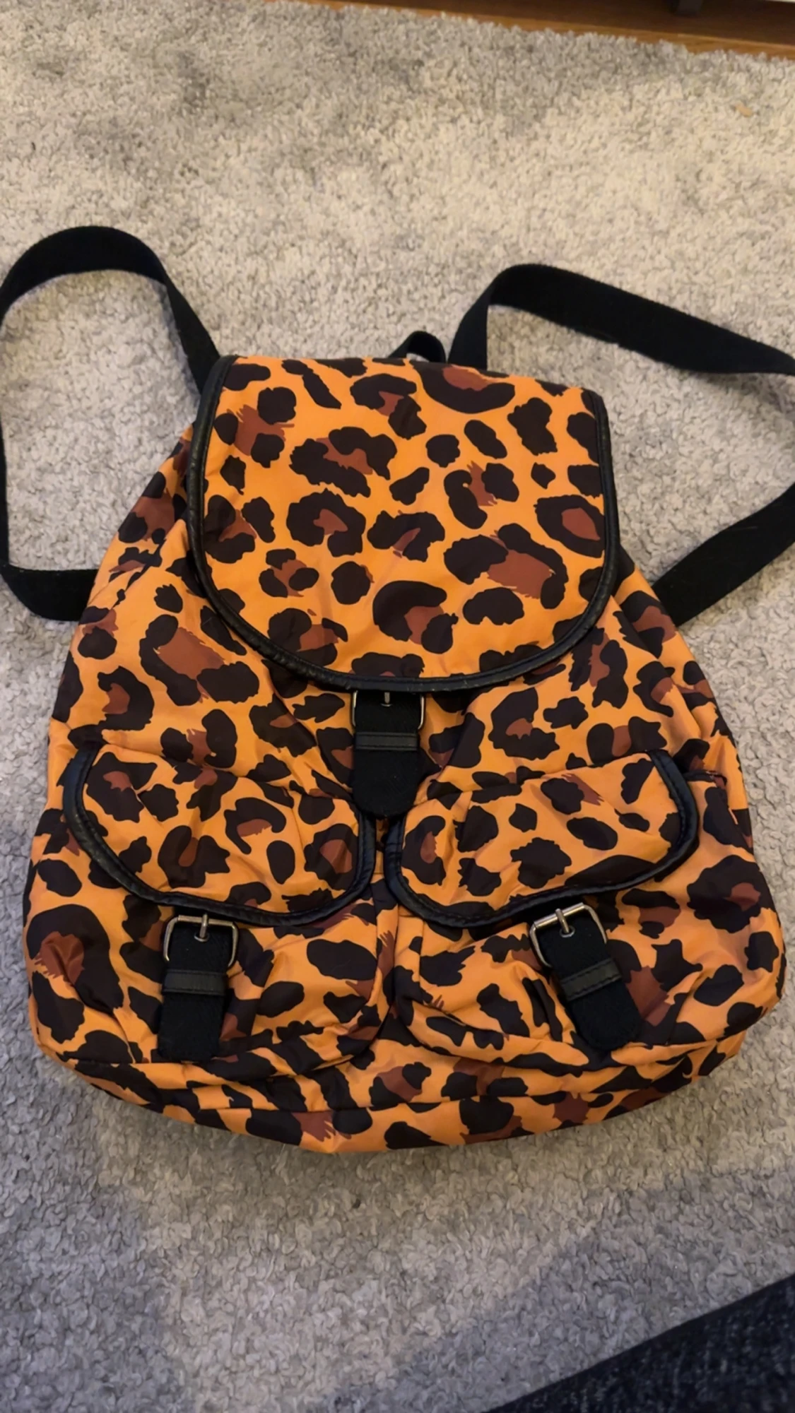 Leopardmönstrad ryggsäck i syntet från H&M