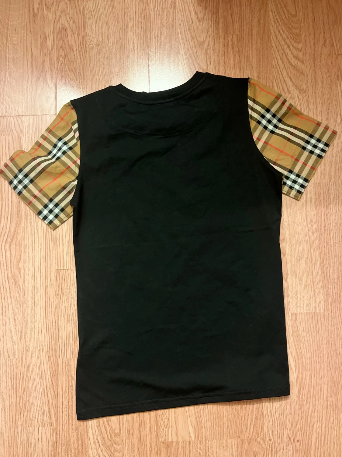 Svart Burberry t-shirt med rutiga ärmar - 1
