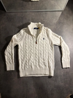  Polo Ralph Lauren half zip - Säljer min polo Ralph Lauren half zip storlek S, använts 1-2 veckor. Pris kan diskuteras 
