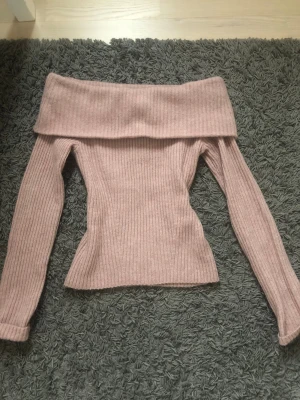 Offshoulder - Säljer en jättesöt offshoulder tröja🥰Perfekt nu när det börjar bli lite kallare. Hör av dig vid minsta lilla fråga!