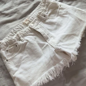 Vita jeansshorts med fransad kant - Säljer mina vita jeansshorts då dom tyvärr har blivit försmå 