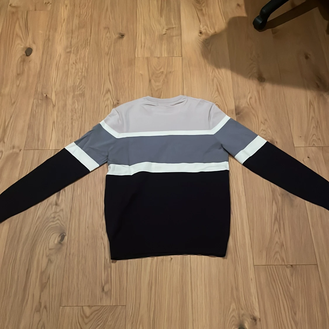 Randig långärmad tröja i blått och grått - 2