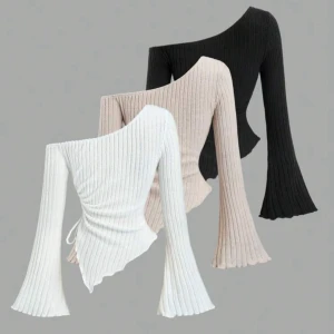 Ribbad one shoulder topp med utsvängda ärmar - Trendig ribbad topp med asymmetrisk one shoulder-skärning och utsvängda långa ärmar. Snygg snörningsdetalj i sidan och figurnära passform. Finns i vitt, beige och svart – perfekt för dig som vill sticka ut med en cool och modern look. Nypris: 299 kr säljer alla för endast 60 kr
